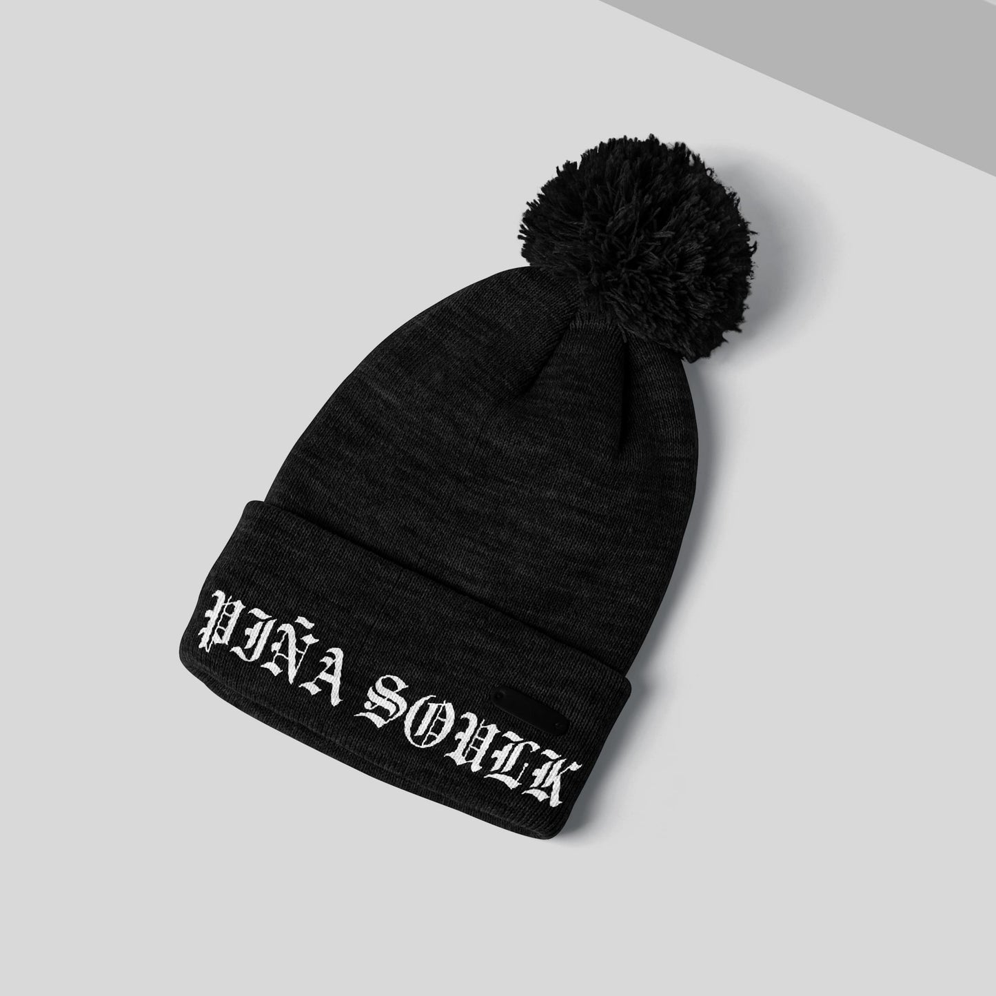 Gorro Pompom de Piña Soulk en color negro, diseño ideal para amantes del skate, ciclismo y surf, mostrando el estilo aventurero de la marca.