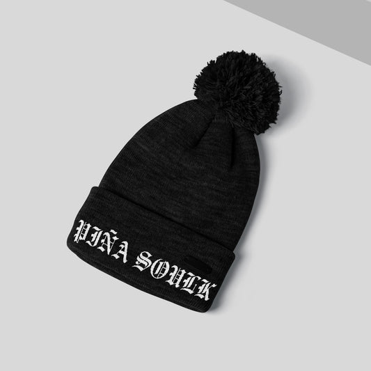 Gorro Pompom de Piña Soulk en color negro, diseño ideal para amantes del skate, ciclismo y surf, mostrando el estilo aventurero de la marca.