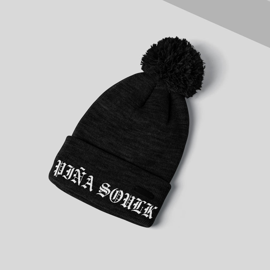 Gorro Pompom de Piña Soulk en color negro, diseño ideal para amantes del skate, ciclismo y surf, mostrando el estilo aventurero de la marca.